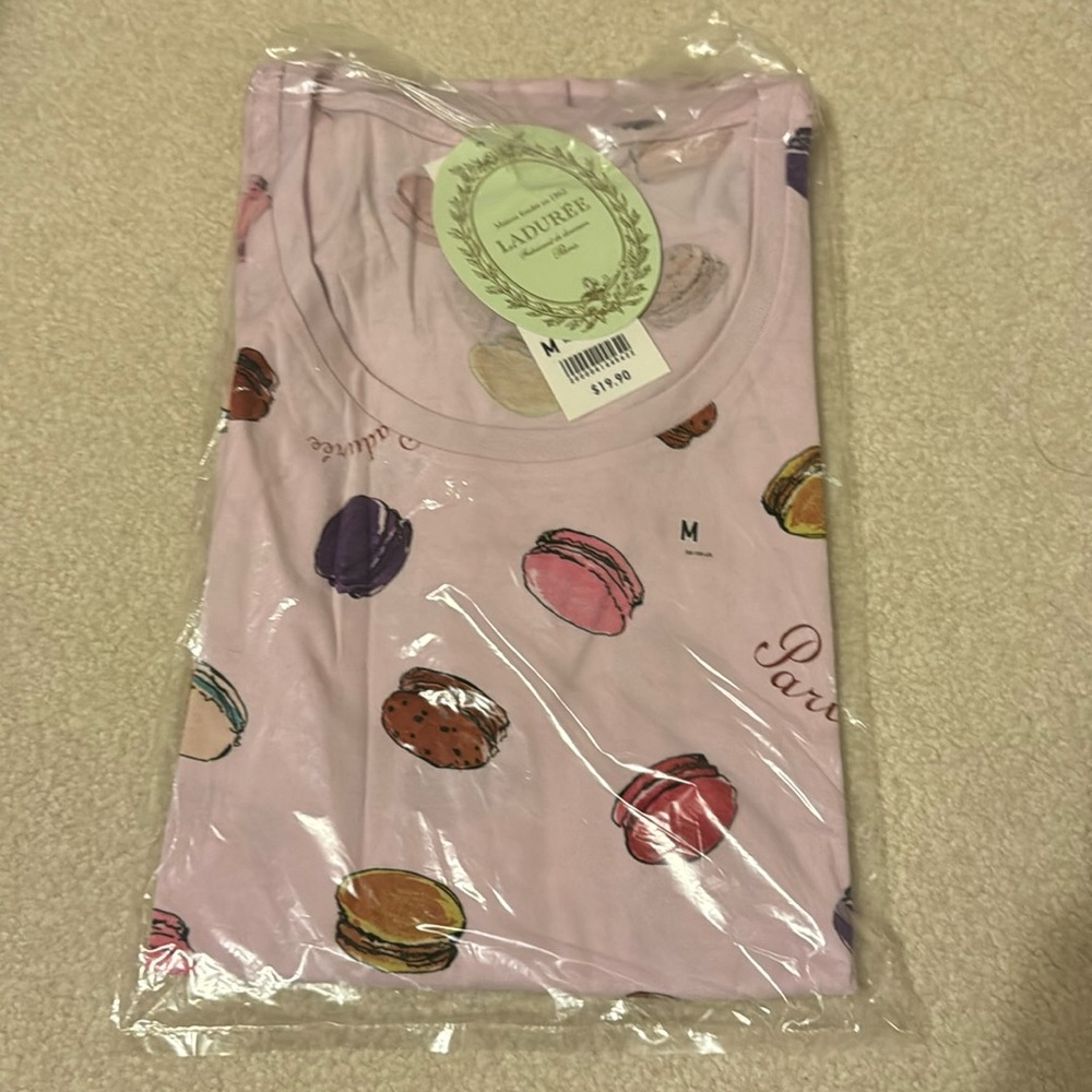 Laduree x Uniqlo Paris macaron classic tee womens M Purple top Macaroon T-shirt